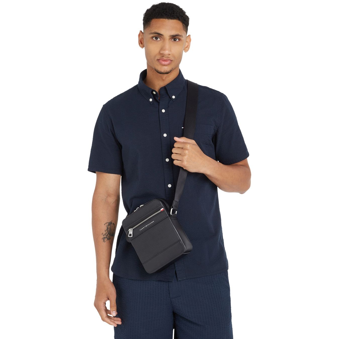 TOMMY HILFIGER Rankinė per petį vyrams, Juoda, Central mini reporter 5