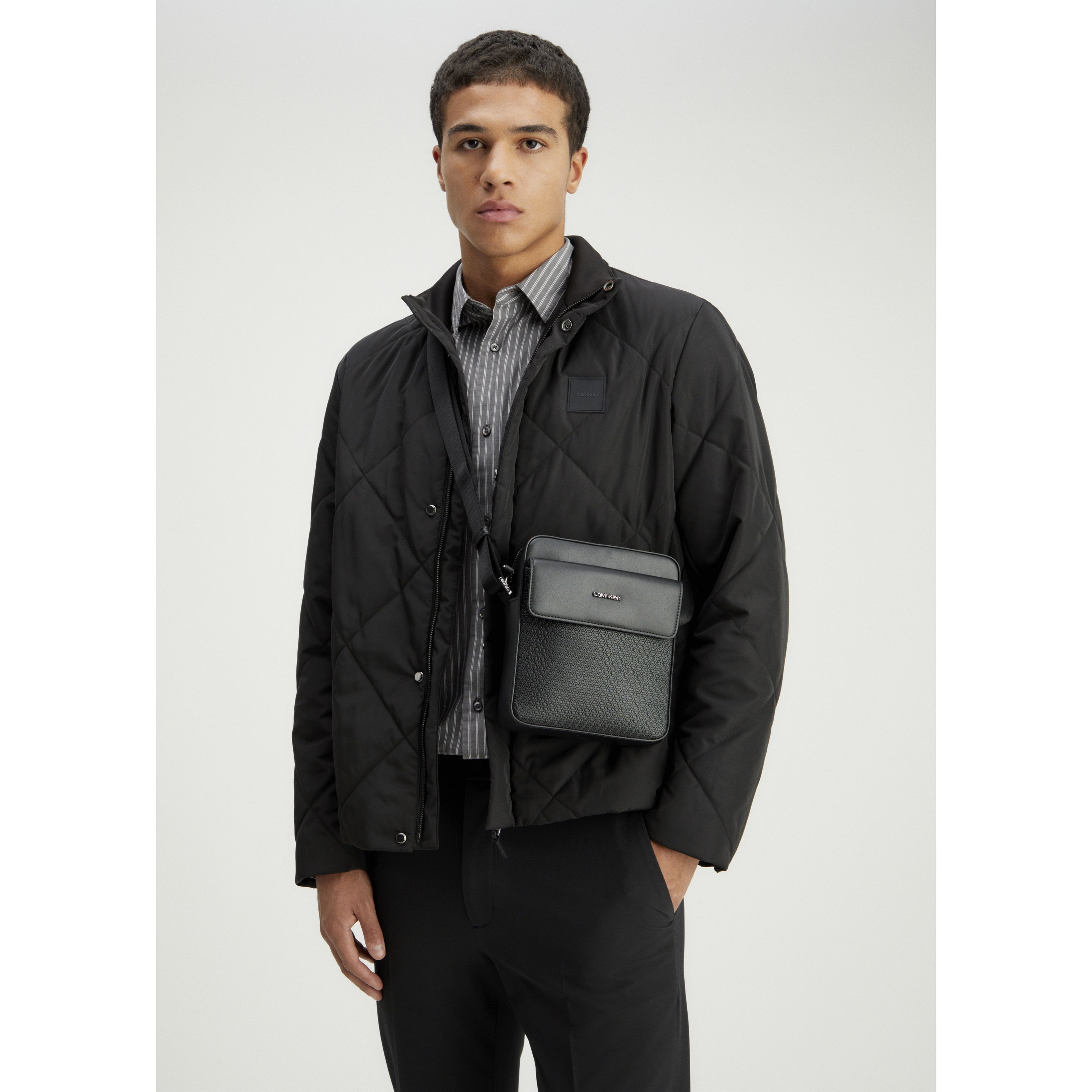 CALVIN KLEIN Rankinė per petį vyrams, Juoda, Vertical lines reporter mono 5