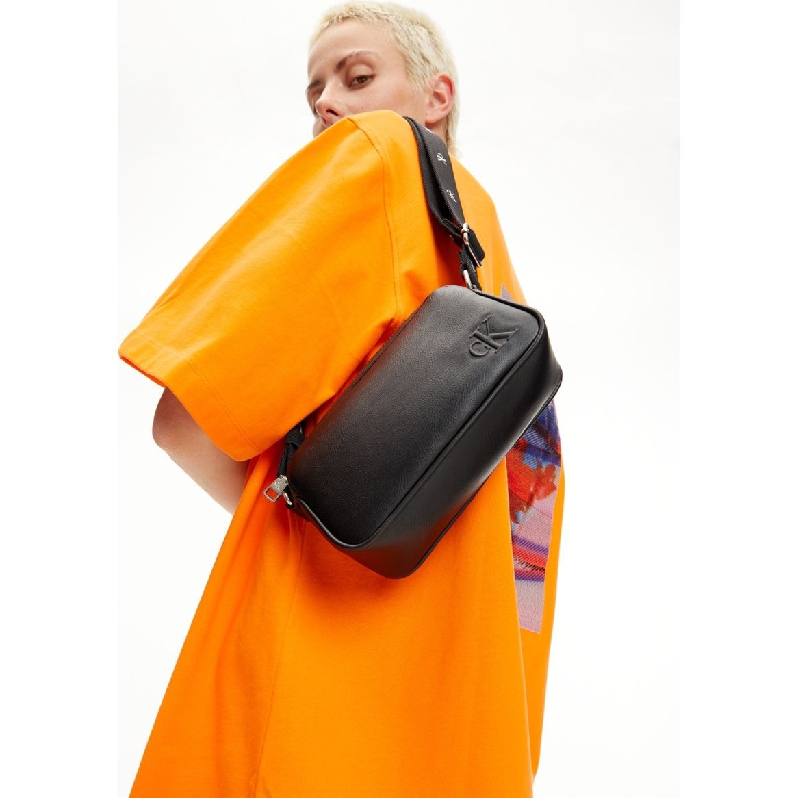 CALVIN KLEIN JEANS Rankinė per petį moterims, Juoda, Ultralight camera bag 4