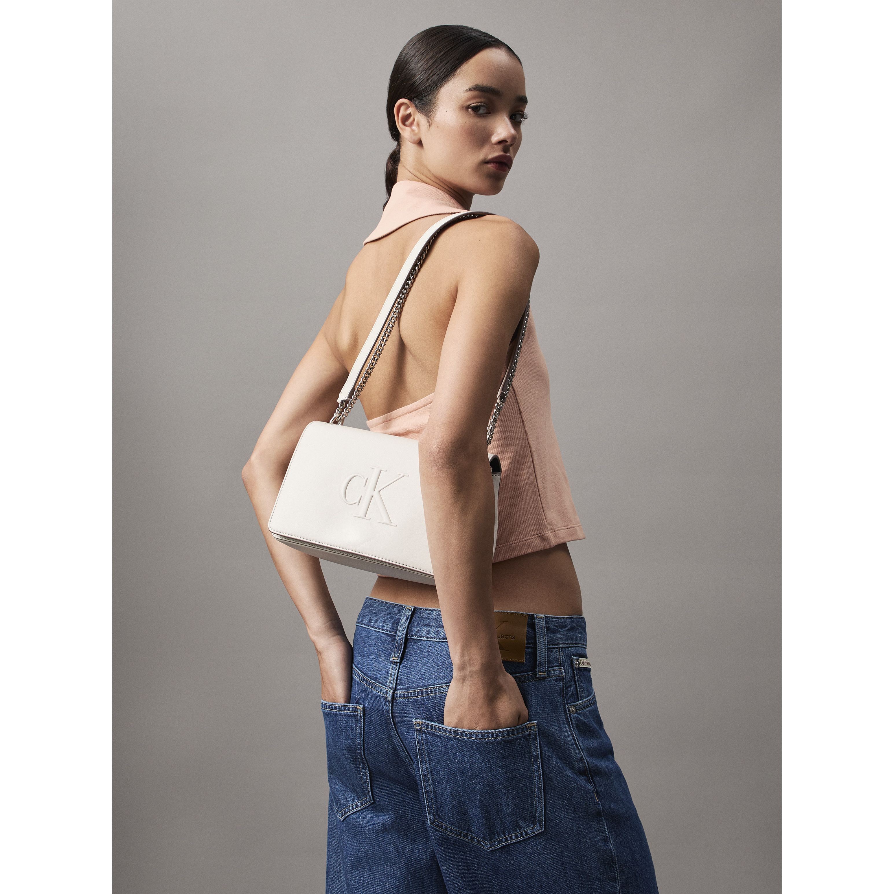 CALVIN KLEIN JEANS Rankinė per petį moterims, Smėlio, Sculpted flap crossover 4