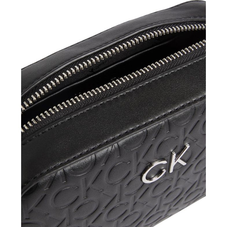 CALVIN KLEIN Rankinė per petį moterims, Juoda, RE-LOCAMERA BAG EMB MONO 3