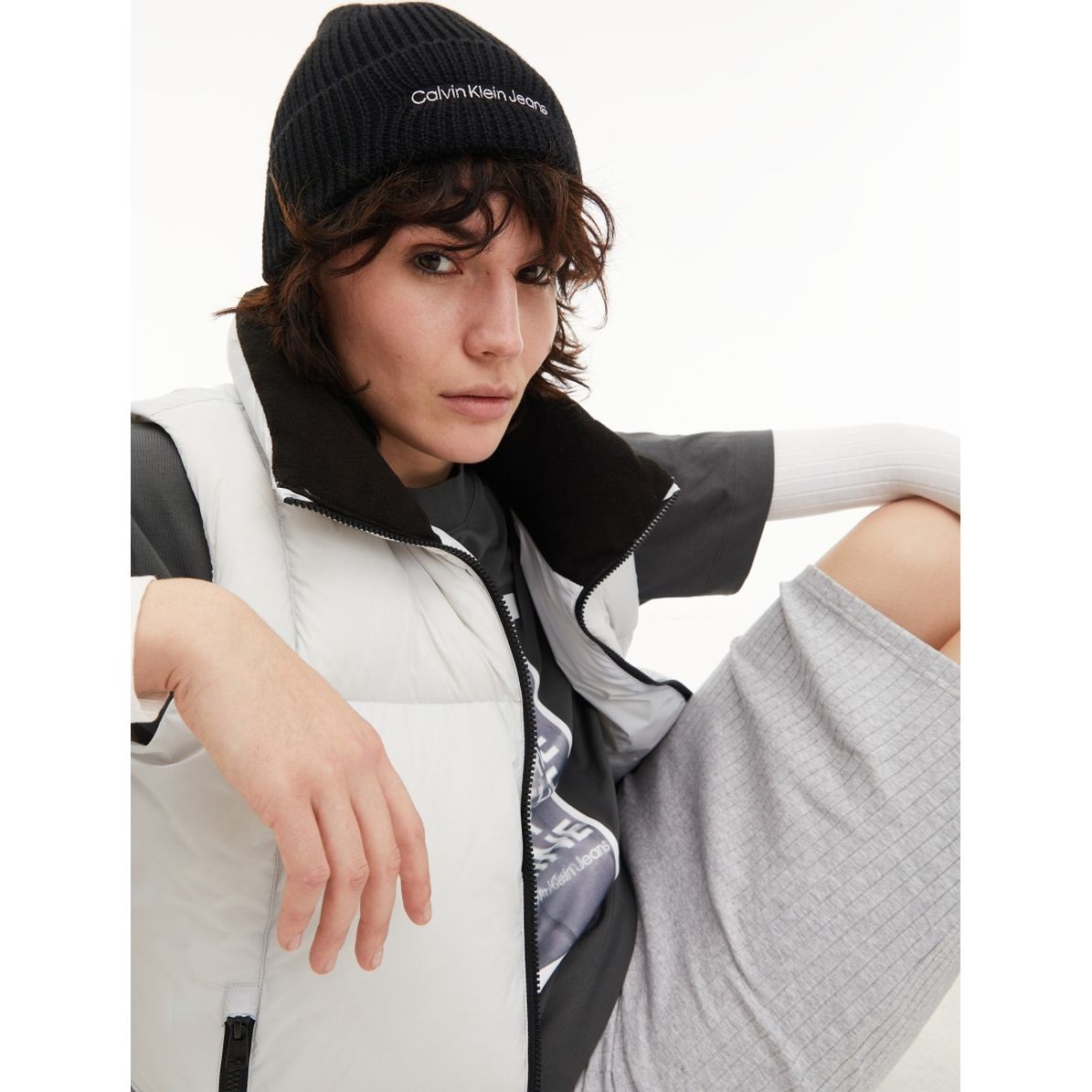 CALVIN KLEIN JEANS Kepurė moterims, Juoda, INSTITUTIONAL EMBRO BEANIE 3