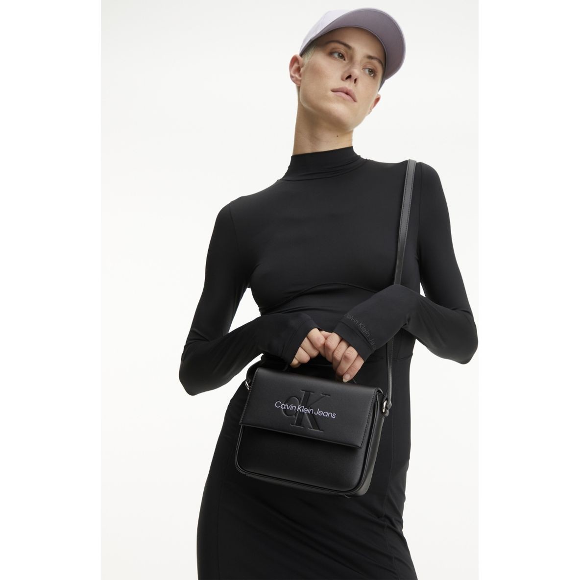 CALVIN KLEIN JEANS Rankinė per petį moterims, Juoda, Sculpted boxy crossbody 4