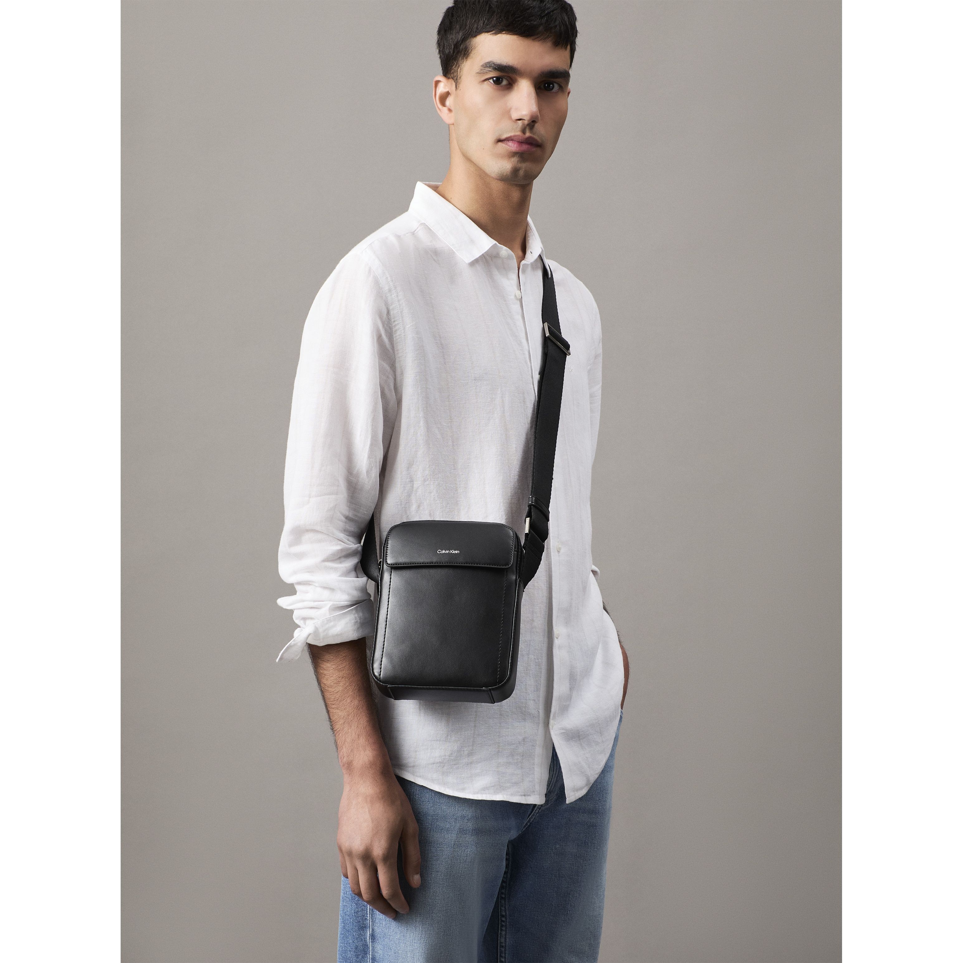 CALVIN KLEIN Rankinė per petį vyrams, Juoda, Sleek reporter s 4