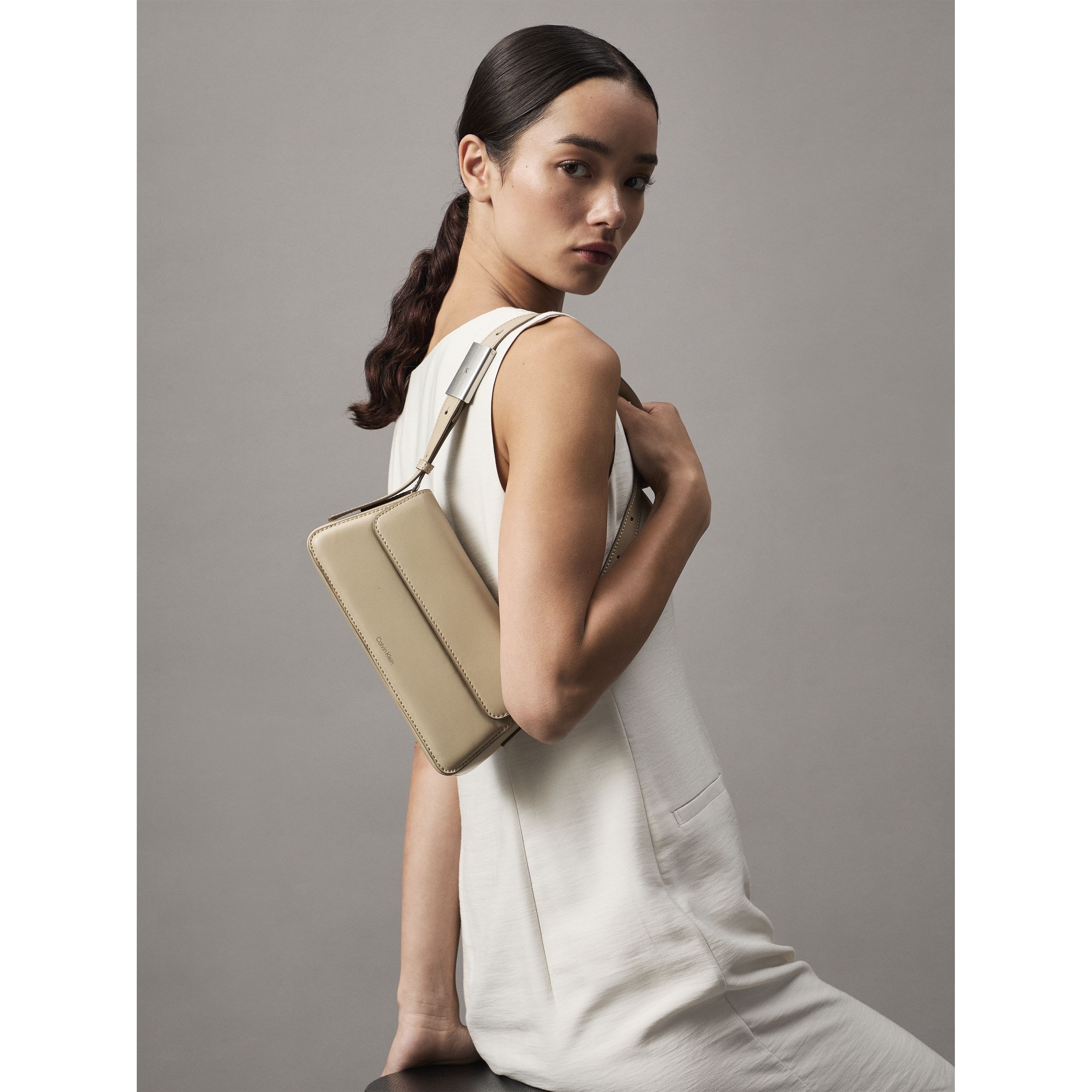 CALVIN KLEIN JEANS Rankinė per petį moterims, Kūno, Belted small shoulder bag 4