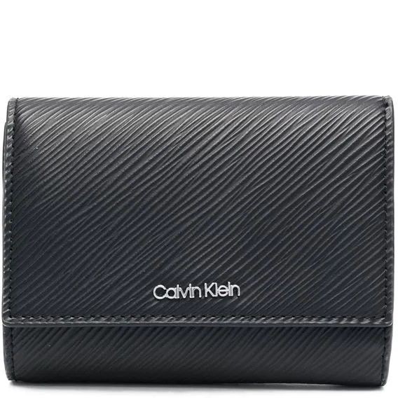 CALVIN KLEIN Piniginė moterims, Juoda, ELEVATED TRIFOLD MD SAFFIANO 1