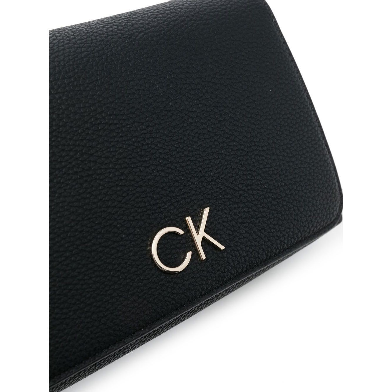 CALVIN KLEIN Rankinė per petį moterims, Juoda, Re-lock shoulder bag flap 3