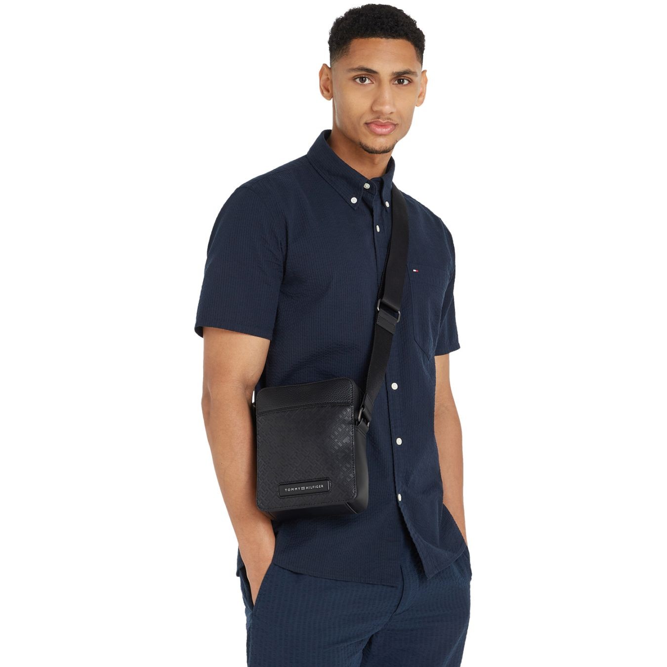 TOMMY HILFIGER Rankinė per petį vyrams, Juoda, Monogram mini crossover 5