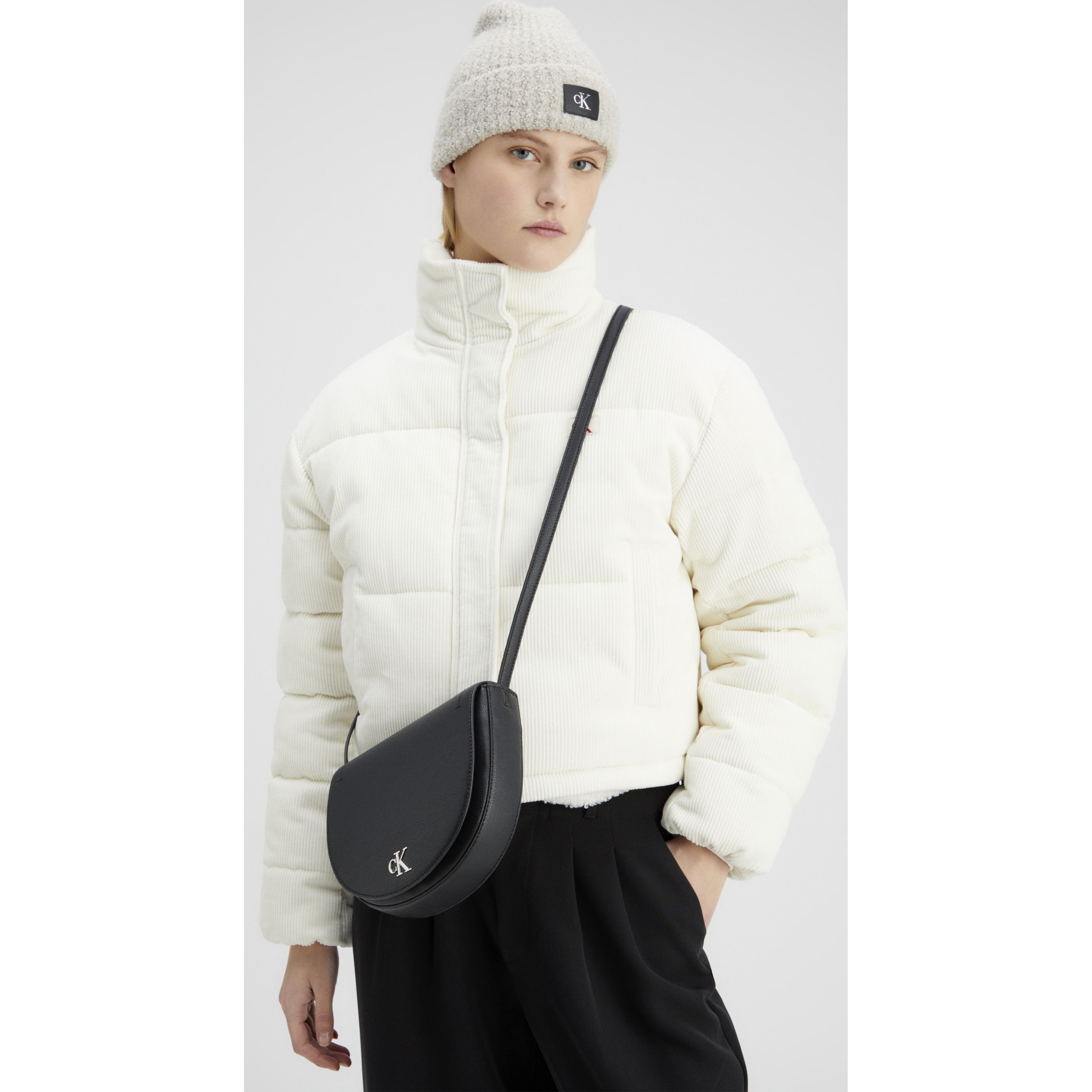 CALVIN KLEIN JEANS Rankinė per petį moterims, Juoda, Minimal saddle crossbody 4