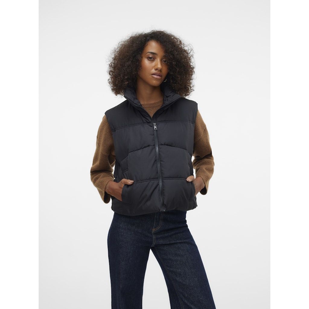 VERO MODA Pūkinė liemenė moterims, Juoda, Klea short waistcoat 1
