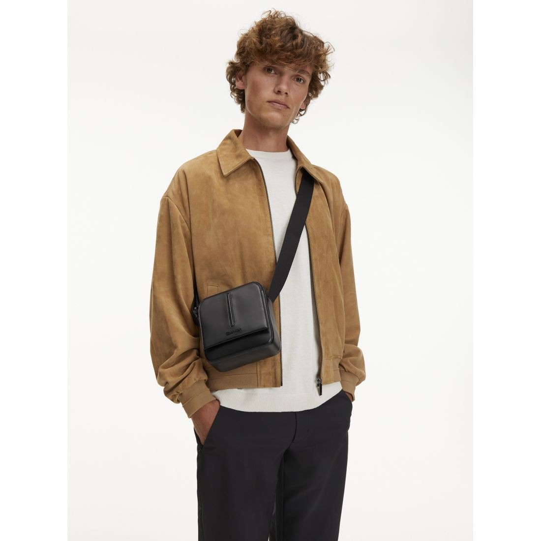 CALVIN KLEIN Rankinė per petį vyrams, Juoda, Median cube reporter 4