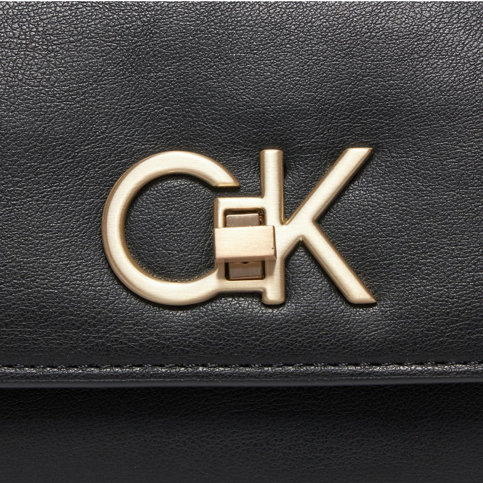 CALVIN KLEIN Rankinė per petį moterims, Juoda, Re-lock camera bag flap 4