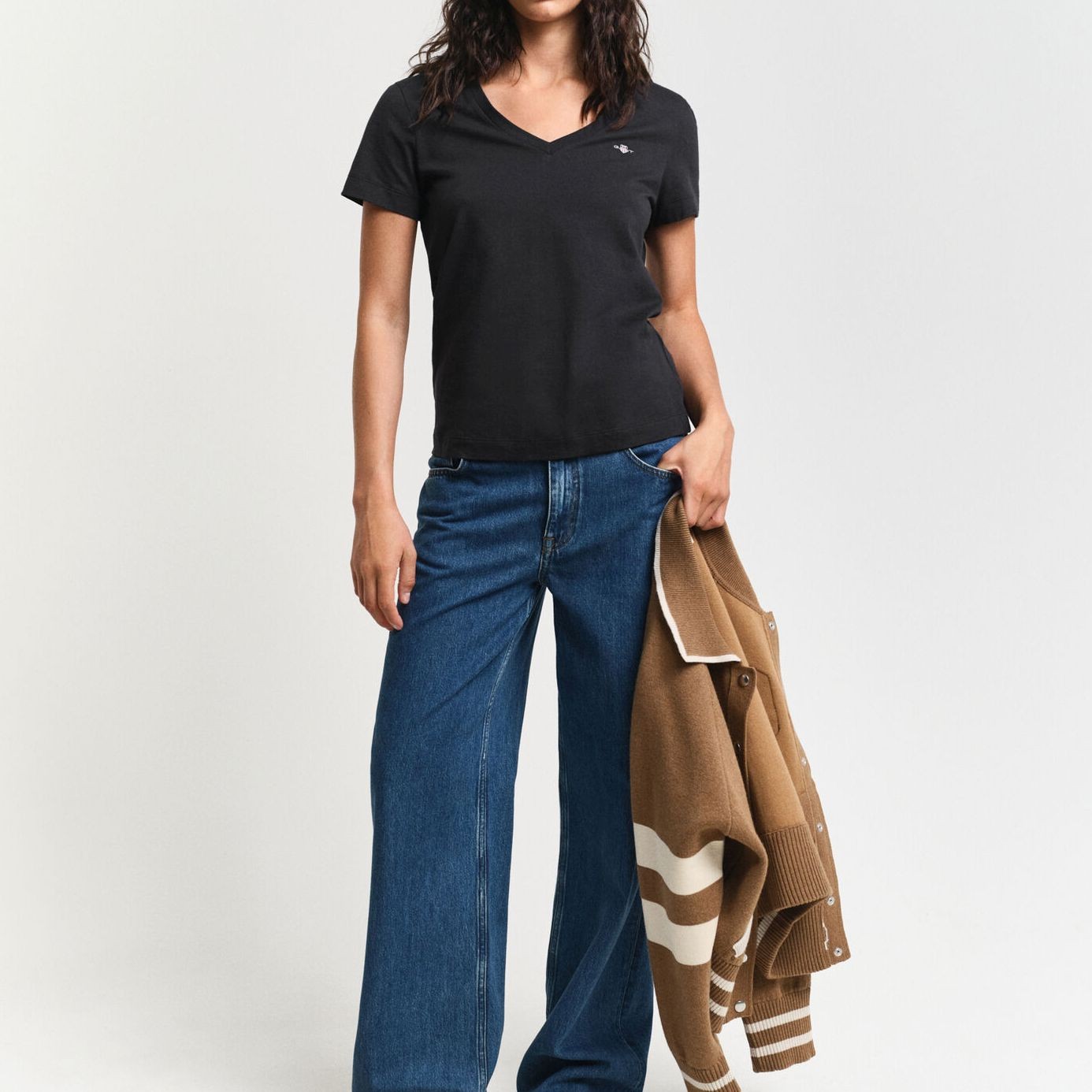 GANT Marškinėliai moterims, Juoda, REG SHIELD SS V-NECK T-SHIRT 2