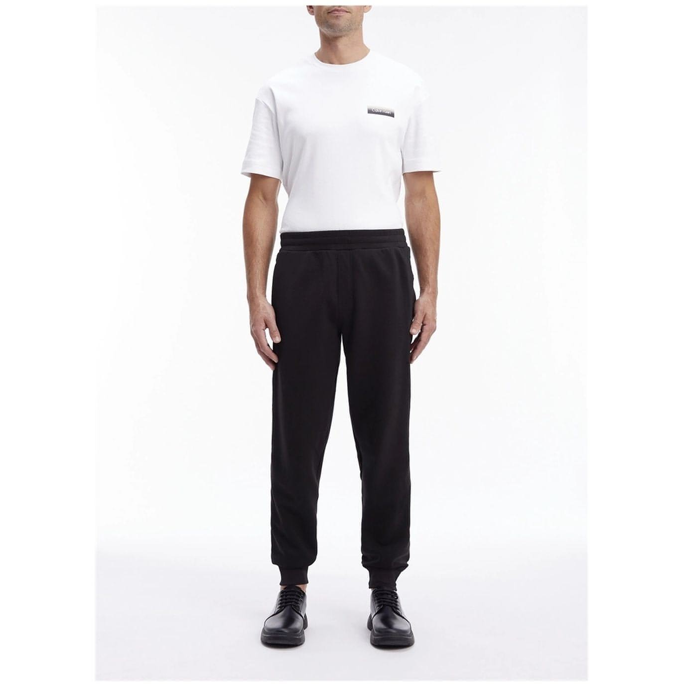 CALVIN KLEIN vyriškos juodos laisvalaikio kelnės Logo tape comfort jogger