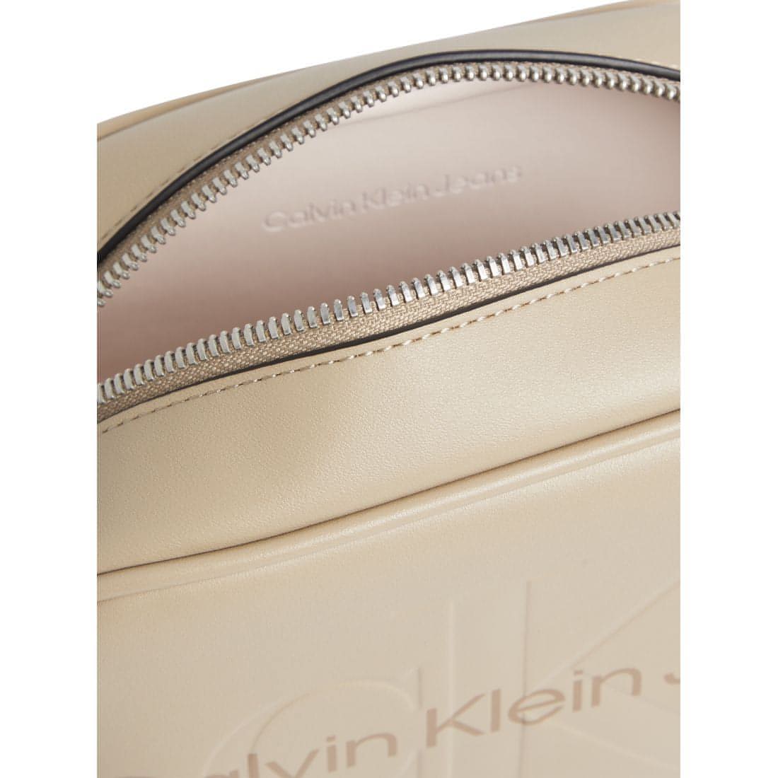 CALVIN KLEIN JEANS moteriška kreminė rankinė per petį Sculpted camera bag mono