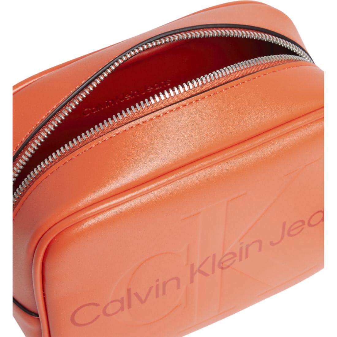CALVIN KLEIN JEANS moteriška raudona rankinė per petį Sculpted camera bag mono