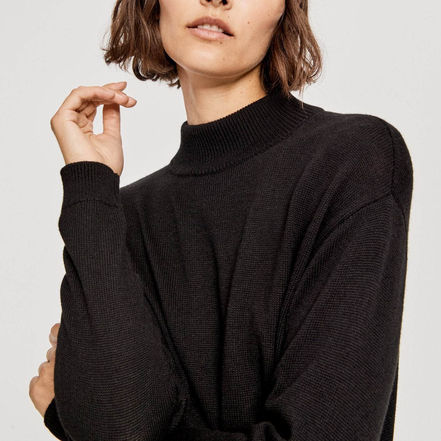 OPUS juodas moteriškas megztinis