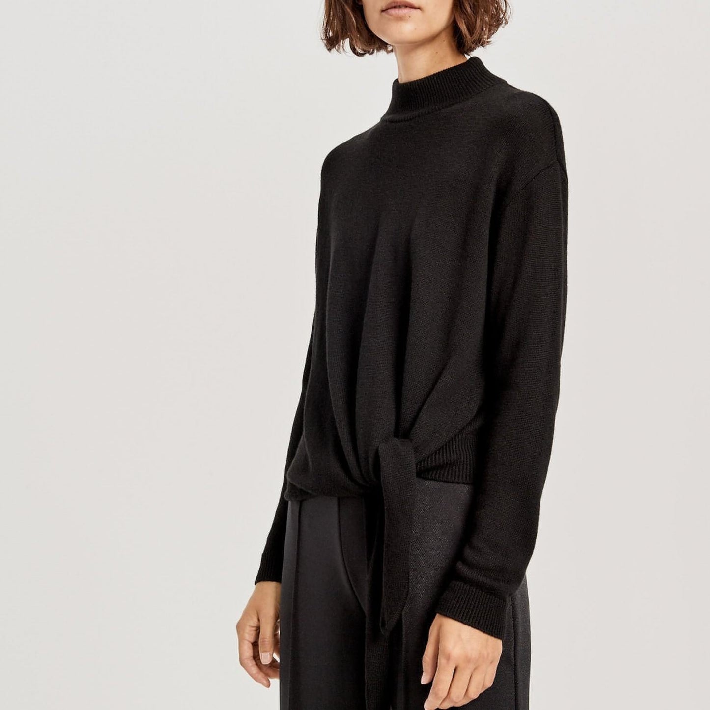 OPUS juodas moteriškas megztinis